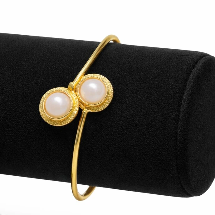 pearl-duo-bracelet-on-stand